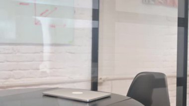 İspanyol İşadamı Çalışma Alanına geliyor, Bilgisayarı açıyor