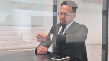 İspanyol İşadamı Ofisteki Bilek İzleme Saati