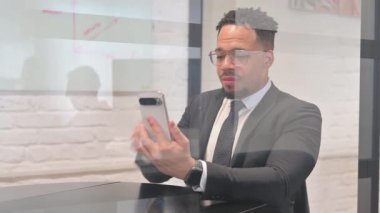 İspanyol İşadamı Telefonla Video Sohbeti Yapıyor