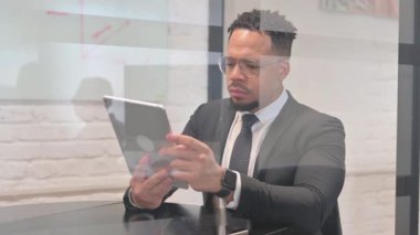 Dijital Tablet üzerinde çalışan İspanyol İşadamı