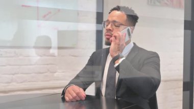 İspanyol İşadamı Müşteriyle telefonda konuşuyor.