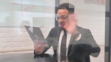 İspanyol İşadamı Çalışma Alanında Tablet 'te Video Sohbeti Yapıyor