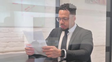 İspanyol İşadamı Şirketin Yıllık İş Raporunu Okuyor