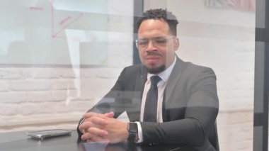 Migreni olan gergin bir İspanyol.