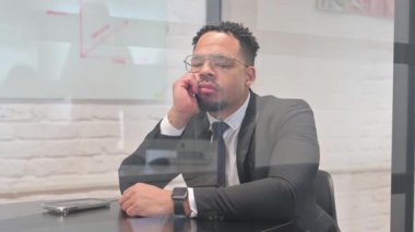 Ofiste Uyurken Yorgun İspanyol İş Adamı