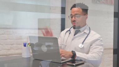 Çok Irklı Erkek Doktor Hastayla Konuşuyor, Çevrimiçi Video Sohbeti