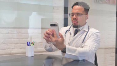 Çok Irklı Erkek Doktor Akıllı Telefon Kullanmakla Meşgul