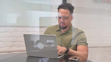 Çalışma Alanındaki Laptop 'ta Çok Irklı Adam Yazıyor