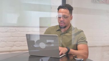 Çok Irklı Adam dizüstü bilgisayar kullanırken baş ağrısı çekiyor