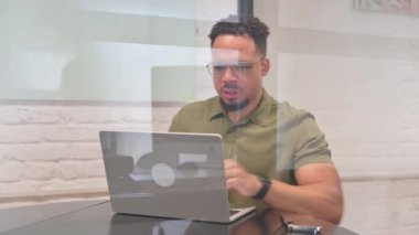 Dizüstü bilgisayar kullanırken Sırt Ağrısı Olan Çok Irklı Adam