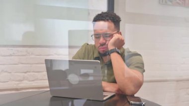 Dizüstü bilgisayar üzerinde çalışırken Uyuyan Çok Irklı Adam