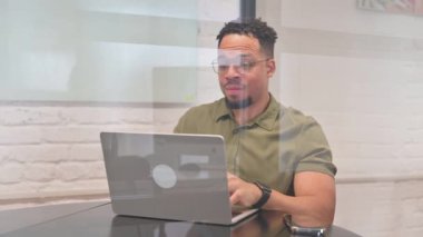 Çok Irklı Adam Dizüstü bilgisayarla Video Sohbeti Yapıyor