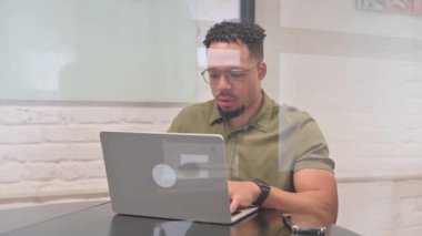 Dizüstü bilgisayarda Çok Irklı Adam Başarıyı Kutluyor