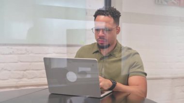 Dizüstü bilgisayarda Kaybından Şok Olan Çok Irklı Adam