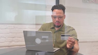 Çevrimiçi Alışveriş Başarısızlığına Çok Irklı Adam Tepki Veriyor