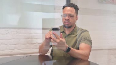 Çalışma Alanında İnternet Tarayıcı Çok Irklı Adam