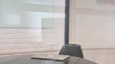 Toplantı için Çalışma Alanına Çok Irklı Adam Geliyor