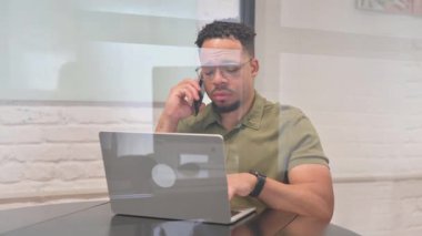 Çalışma Alanında Çok Irklı Adam Telefonda Konuşuyor