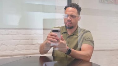 Çalışma Alanındaki Çok Irklı Adam Telefonda Kazanmak İçin Heyecanlı