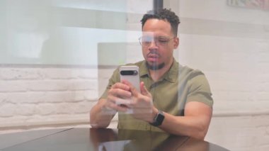 Çalışma Alanında Ticaret Kaybı Olan Çok Irklı Adam