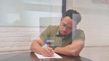 Çalışma Alanında Çok Irklı Adam Mektup Yazıyor