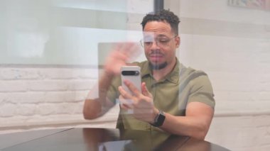 Çalışma Alanında Tablet 'te Çok Irklı Adam Video Sohbeti Yapıyor