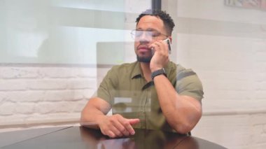 Çalışma Alanında Çok Irklı Adam Telefonda Konuşuyor