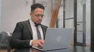 Çalışma Alanında Dizüstü bilgisayarda Yazan Çok Irklı İşadamı