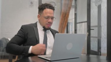 Sırt Yorgunluğu ve Ağrısı Olan Çok Irklı İş Adamı