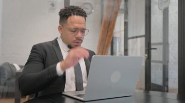 Migreni olan çok ırklı bir işadamı