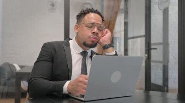 İşyerinde Otururken Uyuyan Çok Irklı İşadamı