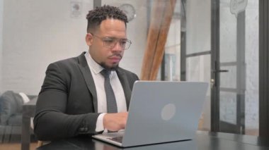 Gülümseyen Çok Irklı İş Adamı Çalışma Alanındaki Kameraya Bakıyor