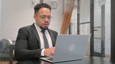 Ofiste Çalışan Çok Irklı İşadamından Başparmak Kaldı