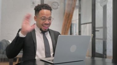 Çevrimiçi Video Sohbeti Çok Irklı İşadamından Müşterilerle