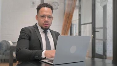 Ofiste Çalışan Çok Irklı İşadamından Başparmak İndirme