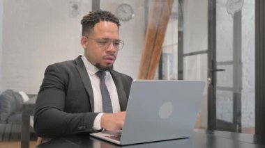 Ofisteki Kamerayı Gösteren Çok Irklı İşadamı Seçimi