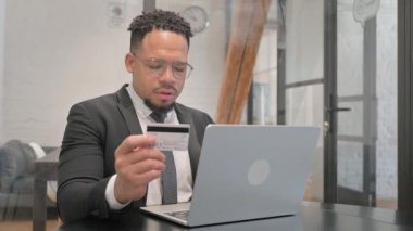 Çalışma Alanındaki Çok Irklı İşadamından Çevrimiçi Bankacılık