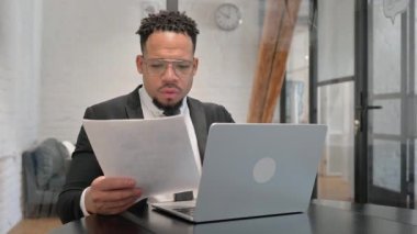 Yıllık İş Raporunu Kutlayan Çok Irklı İşadamı Heyecanlı