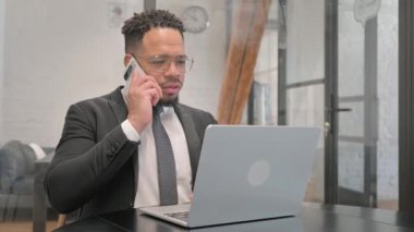 Çalışma Alanında Çok Irklı İşadamının Müşteriyle Telefon Görüşmesi