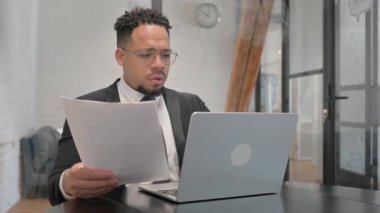 Evrak işleri ve Laptop Kullanımı, Çok Irklı İşadamı