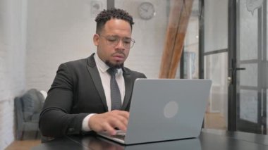 Yorgun Çok Irklı İşadamı Çalışma Alanını Terk Ediyor, Bilgisayarı Kapatıyor