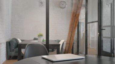 Çok Irklı İşadamı Çalışma Alanına geliyor, Dizüstü bilgisayar açılıyor