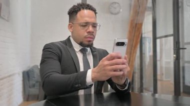 Telefonda Yazan Çok Irklı İşadamı