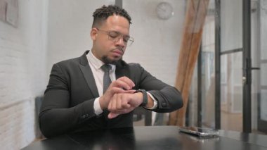 İşyerinde Akıllı İzleme Kullanan Çok Irklı İşadamı