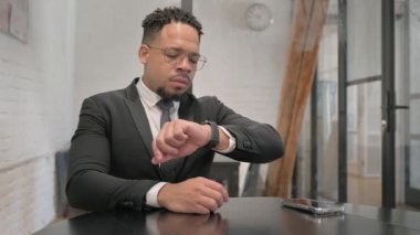 Çok Irklı İşadamı Bilek İzleme Saati