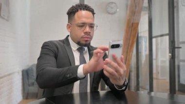 Çevrimiçi Başarılı Telefon Ticareti İçin Heyecanlı Çok Irklı İşadamı