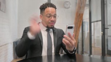 Çok Irklı İşadamı Telefonla Video Sohbeti Yapıyor