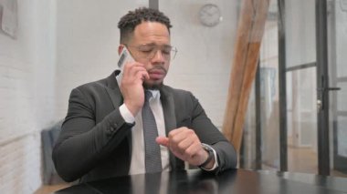 Çok ırklı İşadamı Müşteriyle telefonda konuşuyor