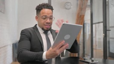 Çalışma Alanında Tablet 'te Video Sohbeti Yapan Çok Irklı İşadamı