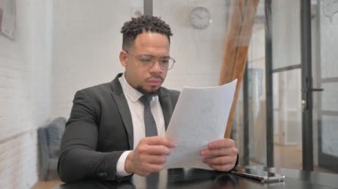 İş Raporunu Kutlayan Çok Irklı İşadamı